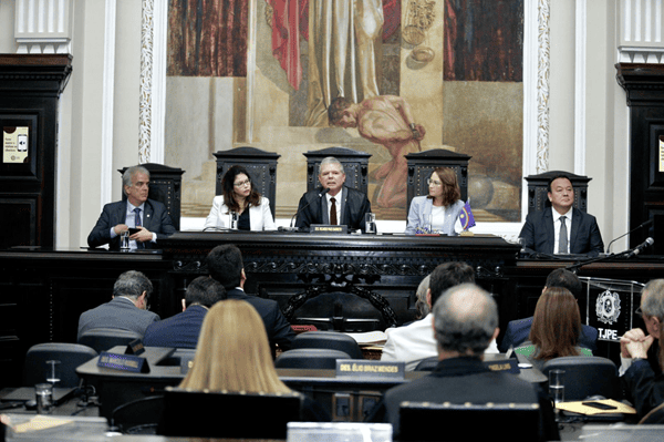 Imagem de capa - Seis novos(as) desembargadores(as) do TJPE tomam posse em solenidade bastante prestigiada