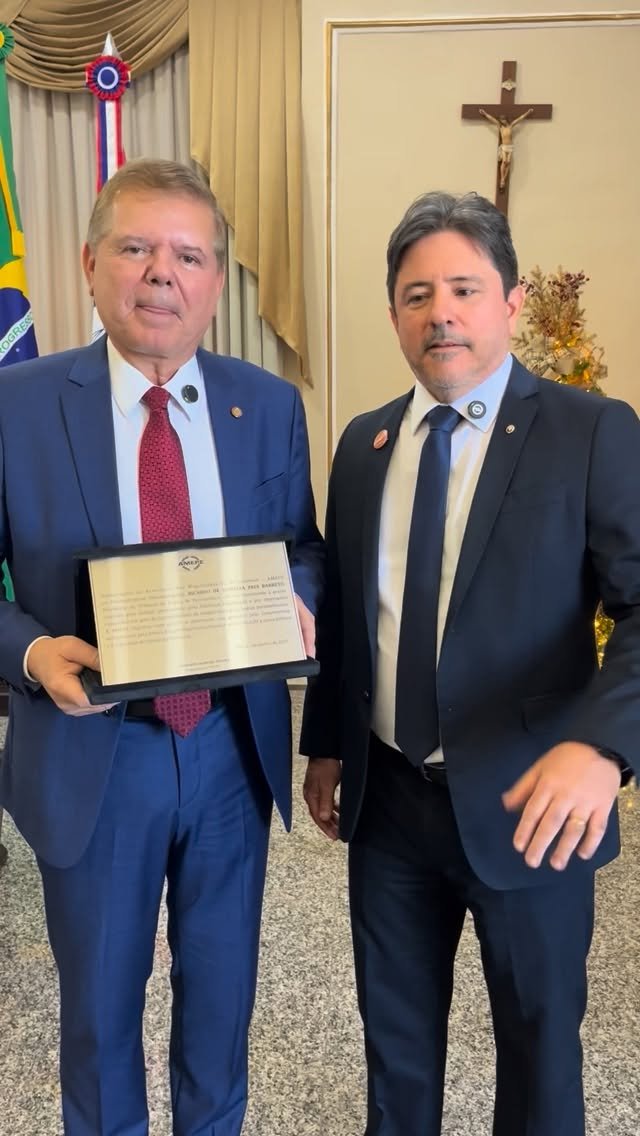 Em reconhecimento ao trabalho e ao diálogo transparente mantido com a magistratura pernambucana ao longo de sua gestão, o presidente do TJPE, desembargador Ricardo Paes Barreto, recebeu nesta quinta-feira (11) uma homenagem da Diretoria da AMEPE. A placa foi entregue pelo presidente da Associação, Leonardo Asfora, durante visita ao Palácio da Justiça, acompanhado por diretores da entidade.
“Essa homenagem foi deliberada em reunião de Diretoria porque consideramos essencial reconhecer o empenho do desembargador Ricardo, cuja gestão se destacou pelo diálogo permanente, pela liderança equilibrada e por importantes avanços para o fortalecimento da magistratura e da Justiça pernambucana”, afirmou Asfora. Ele reforçou que a AMEPE seguirá aberta ao diálogo com o Tribunal. “Estamos aqui com Ana Veras, atual vice-presidente e futura presidente da AMEPE, com o futuro vice-presidente Lucas Coutinho e com demais diretores que seguem contribuindo para o fortalecimento da nossa entidade”, completou.
O presidente do TJPE agradeceu o reconhecimento. “Recebo essa homenagem com muito carinho e responsabilidade. É um incentivo para continuar trabalhando por uma magistratura mais forte, digna e respeitada. Toda magistrada e todo magistrado, iniciantes ou experientes, merecem tratamento digno no exercício de suas funções. Esse é um esforço conjunto entre o Tribunal e a AMEPE”, destacou.
Também participaram da visita o assessor especial da Presidência do TJPE, Gleydson Lima; a segunda vice-presidente da AMEPE, Hélia Viegas; e os diretores Ígor Rêgo, Mônica Vanderley, Guilherme Arzani, Júlio Olney, Nehemias Tenório e José Anchieta Félix da Silva.