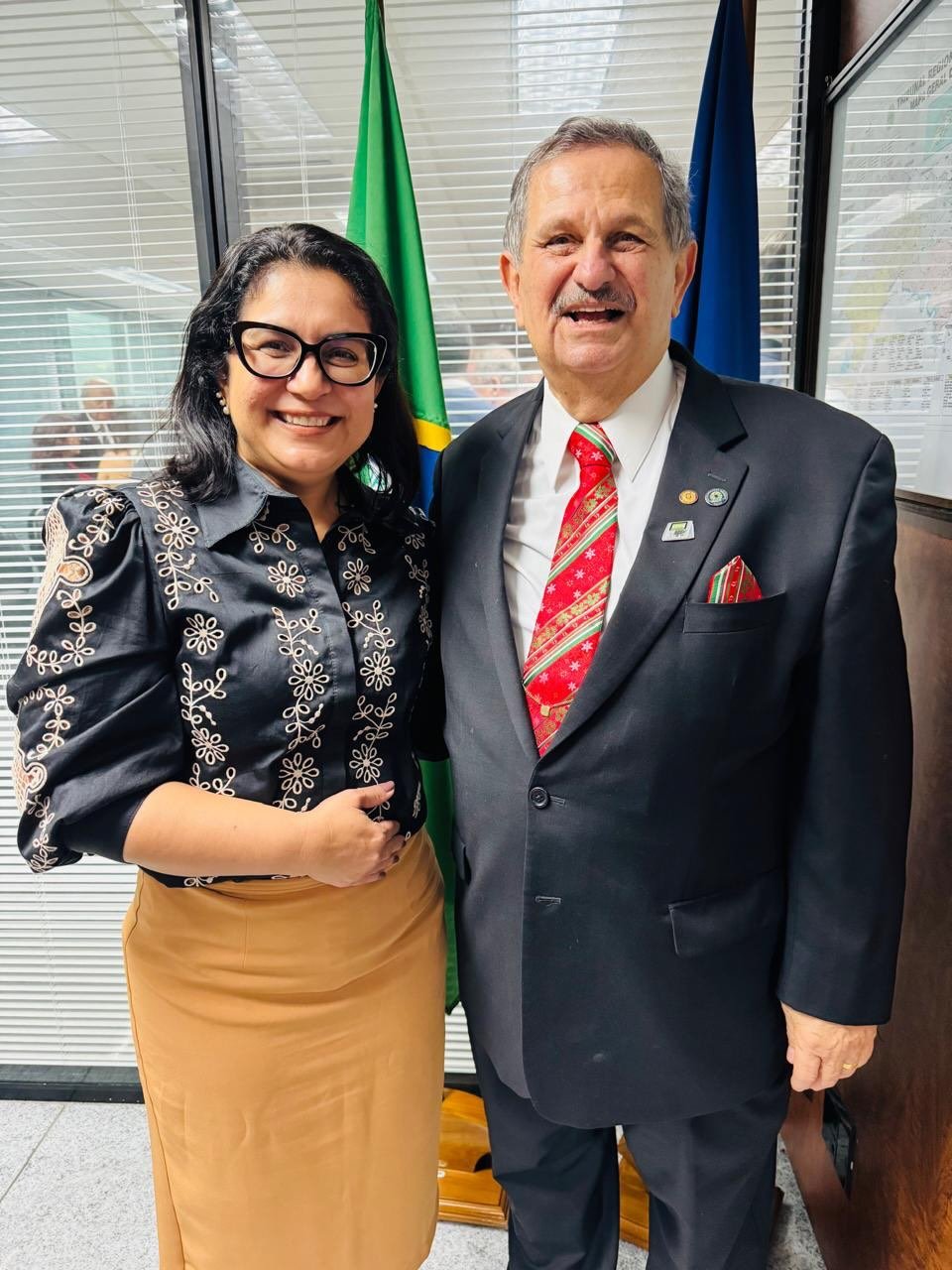 Representando a AMEPE, a vice-presidente da entidade, Ana Veras, prestigiou, nessa quinta-feira (11), a posse do desembargador Fernando Cerqueira como presidente do Tribunal Regional Eleitoral de Pernambuco (TRE-PE). A cerimônia, realizada no Salão do Pleno do TRE-PE, contou com a presença da governadora Raquel Lyra, do prefeito do Recife, João Campos, do presidente do TJPE, des. Ricardo Paes Barreto e diversas autoridades dos Poderes Executivo, Legislativo e Judiciário. Na oportunidade, a juíza Ana Veras parabenizou o desembargador Cerqueira e desejou êxito em sua gestão.