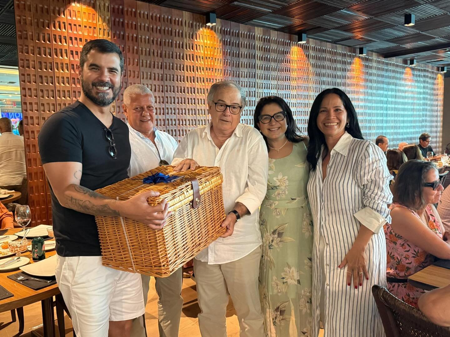 A confraternização natalina das magistradas e magistrados aposentados da AMEPE ocorreu no último domingo (7), em um restaurante em Boa Viagem. O almoço contou com a presença da vice-presidente da AMEPE, Ana Veras, do diretor de Aposentados, Jackson Borges de Araújo, e do Diretor Administrativo, Lucas Coutinho, e do conselheiro Eudes França. Foi uma tarde de reencontros e muita alegria. Ao final, a entidade sorteou cestas entre os presentes. Os ganhadores foram os magistrados Antônio Fernando Araújo Martins e Maria da Conceição Godoy.
#confraternização #amepe