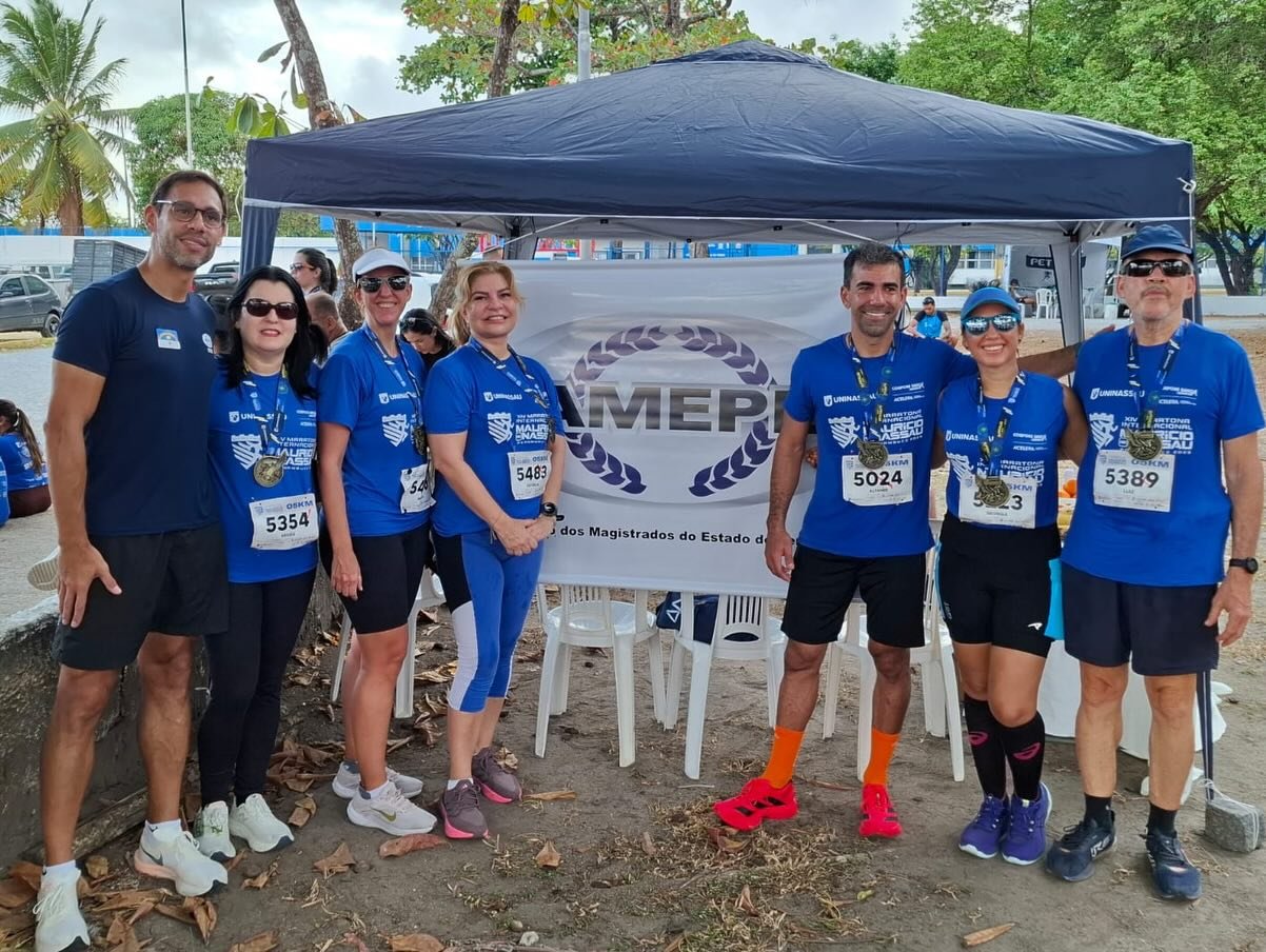 A magistratura pernambucana marcou presença na XIV Maratona Internacional Maurício de Nassau 2025, no último domingo (7), no Bairro do Recife. Com percursos de 5 KM, 10 KM, 21 KM e 42 KM, o evento esportivo abraçou todos os perfis de corredores – dos iniciantes aos mais experientes.
A corrida integrou o calendário de corridas de 2025 da entidade. Os associados e associadas da AMEPE contaram com uma tenda de apoio no local, além da inscrição. A AMEPE segue incentivando a prática esportiva, por acreditar que ela fortalece a saúde, melhora a qualidade de vida e ajuda a manter a mente pronta para os desafios da magistratura.
#corrida #esporte #magistratura