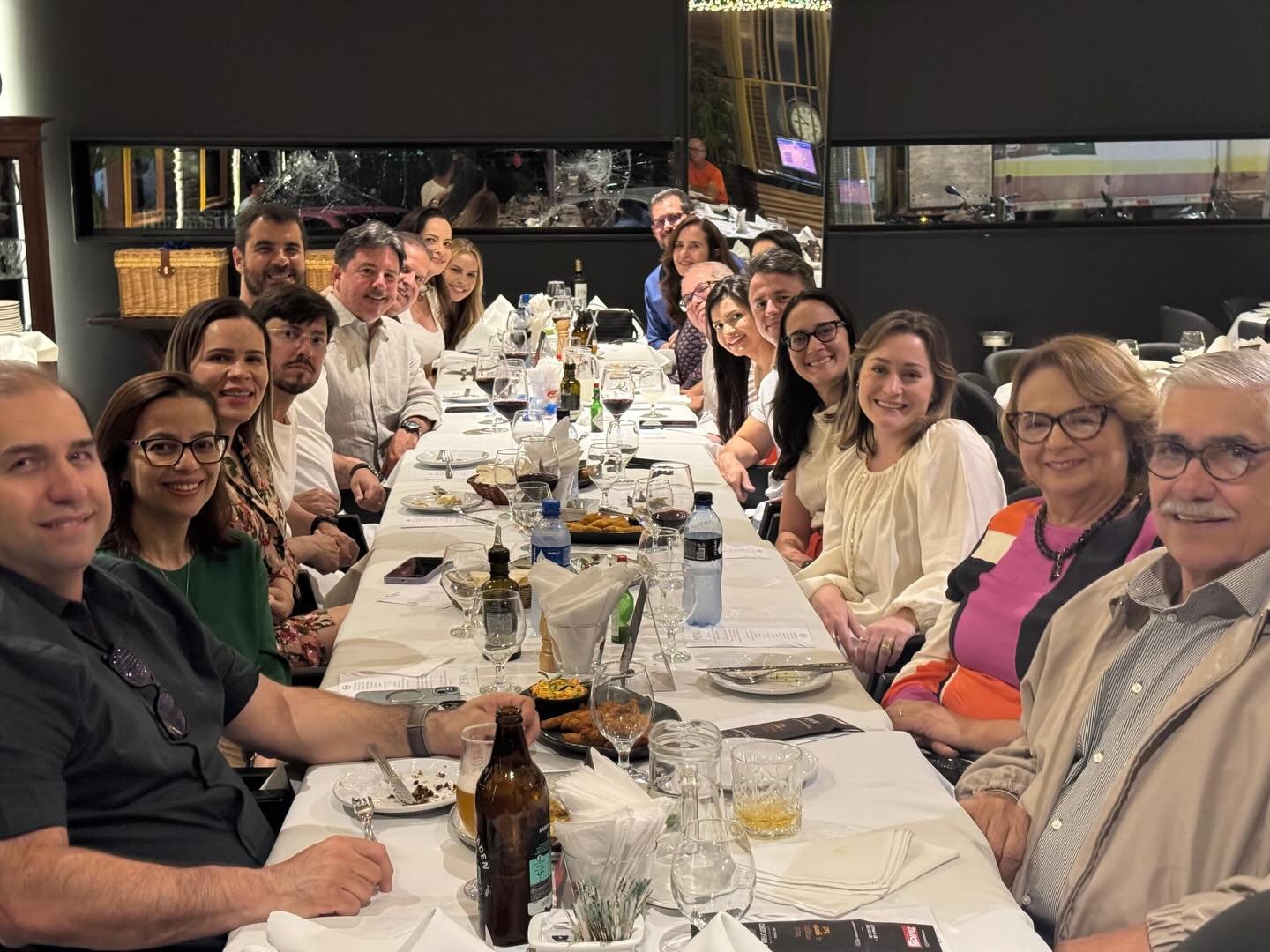 Com o intuito de promover o congraçamento entre os associados e associados que atuam o interior, a AMEPE promoveu entre os últimos dias 26 de novembro e 04 de dezembro, encontros festivos nas cidades de Garanhuns, Petrolina, Arcoverde e Caruaru, reunindo a magistratura dessas comarcas e da região.
Os encontros foram organizados pelos coordenadores regionais e também contaram com as presenças do presidente da AMEPE, Leonardo Asfora (em Garanhuns) e da vice-presidente da entidade Ana Veras (em Petrolina, Arcoverde e Caruaru). Foram momentos de muita descontração, troca e boa conversa. A AMEPE agradece a participação da magistratura! 🙂
#confraternização #magistraturapernambucana #amepe