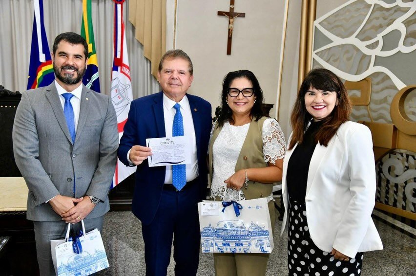 A vice-presidente e futura presidente da AMEPE, juíza Ana Veras, acompanhada do diretor administrativo e futuro 1º vice-presidente, Lucas Coutinho, e da conselheira e futura secretária-geral, Roberta Viana, cumpriu, nesta quarta-feira (21), agenda de visitas institucionais para a entrega dos convites da solenidade de posse da Diretoria e dos Conselhos da entidade para o triênio 2026/2028.
No Palácio da Justiça, a comitiva foi recebida pelo presidente do Tribunal de Justiça de Pernambuco (TJPE), desembargador Ricardo Paes Barreto, em encontro que reforçou o diálogo institucional entre a AMEPE e a Presidência do Judiciário pernambucano. A agenda seguiu com visitas à futura diretora-geral da Escola Judicial de Pernambuco (Esmape), desembargadora Daisy Andrade, no Fórum Thomaz de Aquino.
A agenda incluiu ainda visita à sede da Defensoria Pública do Estado de Pernambuco, no bairro da Boa Vista, onde foram entregues os convites de posse ao defensor público-geral, Henrique Seixas, e ao presidente da Associação dos Defensores Públicos de Pernambuco (Adepepe), Clodoaldo Batista. O encontro contou também com a presença do 2º subdefensor público-geral jurídico, Fernando Jordão.
Encerrando a programação, os magistrados foram recebidos na sede da Associação do Ministério Público de Pernambuco (AMPPE), no bairro da Madalena, pela presidente da entidade, Helena Martins Gomes, e pela 1ª vice-presidente, Ana Maria Maranhão. Fotos: Leandro Lima/TJPE , Henquipe Paparazzo/DPPE e Ascom/AMEPE #magistratura #visitas #amepe
