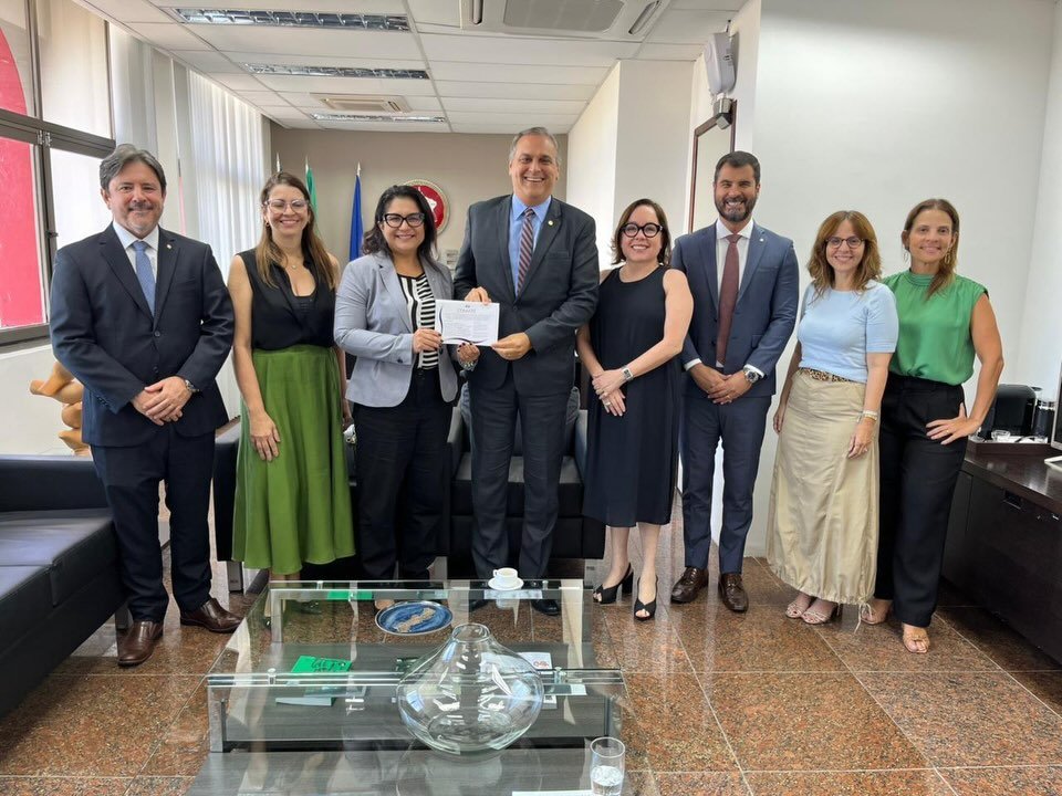 A Diretoria eleita da AMEPE para o triênio 2026/2028 esteve, nesta quinta-feira (22), no gabinete do procurador-geral de Justiça do Ministério Público de Pernambuco (MPPE), José Paulo Cavalcanti Filho, para a entrega, em mãos, do convite para a solenidade de posse, marcada para o dia 6 de fevereiro.
Participaram do encontro o presidente da AMEPE, Leonardo Asfora; a vice-presidente e futura presidente da Associação, Ana Veras; o diretor administrativo e futuro 1º vice-presidente, Lucas Coutinho; e a futura diretora social, Conceição Godoy. A visita de cortesia também contou com as presenças da coordenadora de gabinete da Procuradoria-Geral, Ana Carolina Magalhães; da assessora da PGJ, Isabela Bandeira; e da secretária-geral, Janaina Sacramento.
Na sequência, Ana Veras, Lucas Coutinho e Conceição Godoy seguiram para o Tribunal Regional Federal da 5ª Região (TRF5), onde entregaram, igualmente em mãos, o convite ao presidente da Corte, desembargador federal Roberto Machado. Em ambos os encontros, além do convite institucional, foram abordados temas de interesse da Justiça e da sociedade.