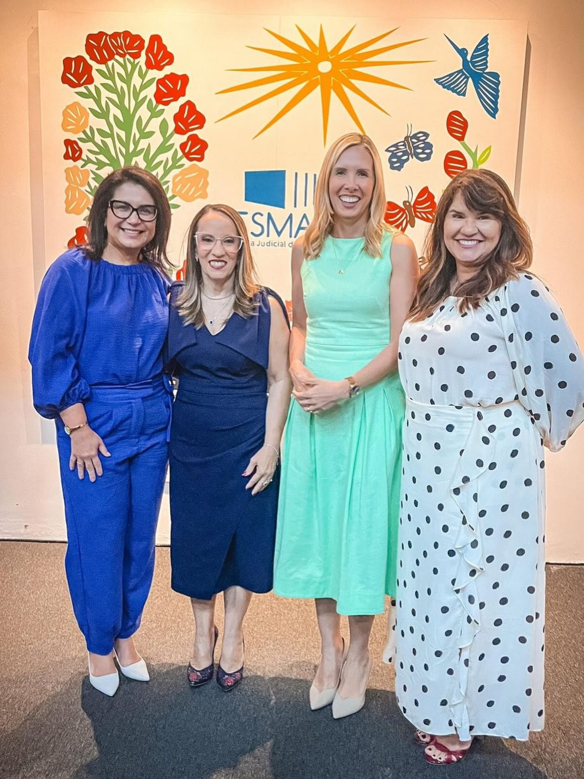 Primeira magistrada mulher a assumir a direção-geral da Escola Judicial de Pernambuco (Esmape), a desembargadora Daisy Andrade tomou posse na noite dessa quarta-feira (05), em solenidade bastante prestigiada por representantes da Justiça e demais poderes. Também foram empossados o desembargador Raimundo Nonato de Souza Braid Filho, que assumiu a função de vice-diretor-geral; e a juíza Maria do Rosário Arruda de Oliveira, como supervisora. Representaram a AMEPE na solenidade o presidente Leonardo Asfora, a vice-presidente Ana Veras, e as diretoras Mirna dos Anjos e Roberta Viana.