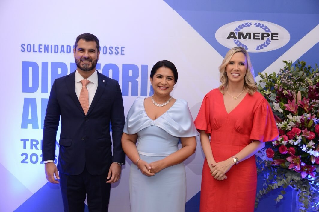 Pela primeira vez em seus 76 anos, a Associação dos Magistrados de Pernambuco (AMEPE) passa a ser presidida por uma mulher. A juíza Ana Veras tomou posse como presidente da entidade, ao lado do juiz Lucas Coutinho (1º vice-presidente) e da juíza Mirna dos Anjos (2ª vice-presidente), em solenidade realizada na Esmape, no Recife.

Em seu discurso, Ana Veras destacou a AMEPE como espaço permanente de diálogo institucional e ressaltou que sua eleição simboliza o reconhecimento da trajetória e da dedicação de tantas magistradas, reafirmando o compromisso com uma Associação cada vez mais plural, democrática e sintonizada com os anseios da magistratura e da sociedade. Em sua despedida da presidência, Leonardo Asfora agradeceu aos associados, à Diretoria e às instituições parceiras, reforçando que as conquistas da gestão foram construídas a muitas mãos, com diálogo, independência e compromisso com a magistratura.

📸 Uma noite de celebração, emoção e compromisso com o futuro.

#AMEPE #PosseAMEPE #Magistratura #MulheresNaLiderança