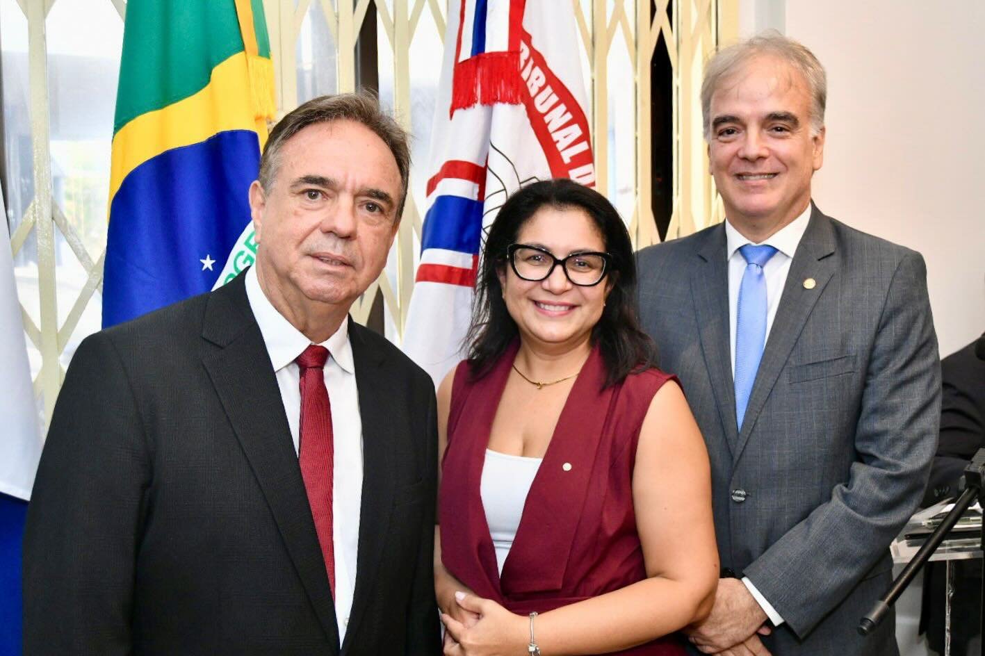 Em solenidade prestigiada pelo Judiciário pernambucano, os desembargadores Agenor Ferreira Filho e Marcos Antônio Matos de Carvalho tomaram posse, nesta terça-feira (10), nos cargos de ouvidor-geral e vice-ouvidor do Tribunal de Justiça de Pernambuco (TJPE). A presidente da AMEPE, Ana Veras, representou a entidade no evento, realizado na sede da Ouvidoria, no Fórum Paula Baptista. A magistrada parabenizou os desembargadores e desejou êxito no desempenho das novas funções. #posse #ouvidoriatjpe