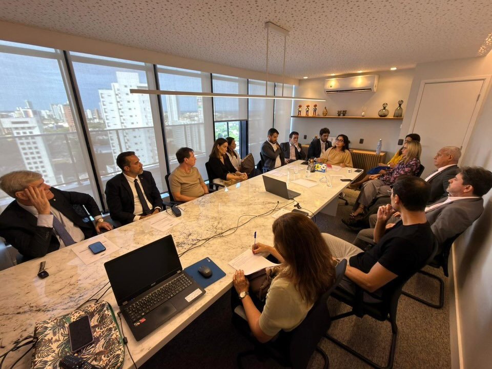 Em um clima de entusiasmo e compromisso com a magistratura, a Diretoria da AMEPE realizou, nessa quarta-feira (11), a primeira reunião da atual gestão. O encontro ocorreu na sede administrativa da Boa Vista, também com participação remota de alguns diretores. A presidente da entidade, Ana Veras, abriu a reunião agradecendo a disponibilidade e o empenho de todos que decidiram seguir na nova gestão, reforçando ainda a importância do trabalho coletivo. 

"Quero agradecer a cada um de vocês por aceitarem o convite para compor esta nova gestão. Aos que já se dedicam ao associativismo e trazem experiência, e aos que estão chegando com ânimo e novas ideias. Nosso objetivo é realizar uma gestão participativa, que promova o sentimento de pertencimento de cada associada e associado." Durante a reunião, a presidente solicitou que cada diretoria e coordenadoria apresente, no prazo de 15 dias, um planejamento detalhado de suas atividades para o ano de 2026. O objetivo é garantir que todas as ações sejam realizadas de forma organizada e eficiente. #reuniao #amepe