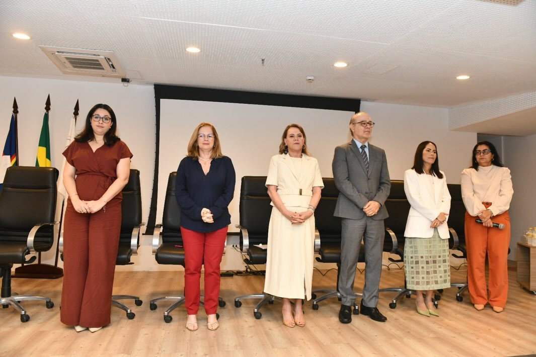 A presidente da AMEPE, Ana Veras, representou a entidade, nesta segunda-feira (9), na cerimônia de entrega de certificados do Programa Novos Caminhos, iniciativa do TJPE alinhada à política nacional de apoio à desinstitucionalização de crianças e adolescentes em situação de acolhimento institucional, coordenada pelo CNJ.

Por meio do Programa, os adolescentes participaram, desde o dia 12 de janeiro, de um processo de capacitação no Senac, com foco na inserção no mercado de trabalho. A conclusão dessa etapa de qualificação garante o acesso à próxima fase: o Programa de Aprendizagem de Qualificação Profissional, que oferecerá contrato de 13 meses, bolsa-auxílio e experiência prática.

A assessora especial da Presidência, juíza Helia Viegas, representou a Presidência do TJPE no evento. Também estiveram presentes a presidente da Associação dos Amigos da Justiça de Pernambuco (AAJUPE), Sandra Paes Barreto, a vice-presidente da AAJUPE, Anselma de Oliveira Nunes Bandeira de Melo, o coordenador da Infância e Juventude do TJPE, des. Élio Braz; a juíza da 1ª Vara da Infância e Juventude da Capital, Laura Simões; e a diretora de Projetos Estratégicos do Senac Pernambuco, Maria Goretti Gomes.

Atualmente, o Programa conta com a parceria das seguintes instituições: AAJUPE; UFPE (Projeto Acolher); Due Incorporadora; Guard Center; Instituto Aliança; Fecomércio-PE; Instituto JCPM; SDSCJ; SASCF; Alepe; Senac; MPPE; e TRT6. Fotos: Ascom TJPE