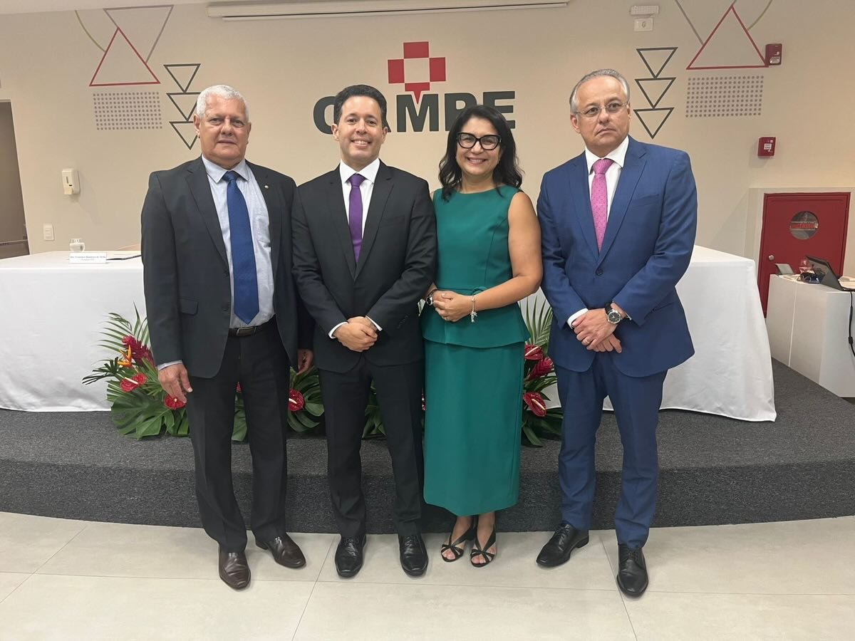 A Diretoria da Caixa de Assistência dos Magistrados de Pernambuco (CAMPE) para o triênio 2026/2028 tomou posse nesta segunda-feira (9), em solenidade realizada na sede do plano de saúde de autogestão, no bairro da Madalena. A presidente da AMEPE, Ana Veras, reconduziu aos cargos o juiz Igor da Silva Rêgo, como diretor administrativo; o des. Eudes França, como diretor adjunto; e o des. Fábio Eugênio Dantas, também como diretor adjunto. 

Ao dar posse à Diretoria, a presidente da AMEPE, Ana Veras, agradeceu aos magistrados pela disponibilidade em dar continuidade ao trabalho neste triênio. “Agradeço o compromisso que os senhores demonstraram com a nossa magistratura, primando pela competência, pela transparência e pela responsabilidade na condução da CAMPE. Entendemos que esse trabalho precisava ter continuidade nesta gestão”, pontuou.

Em seu discurso, o diretor administrativo da CAMPE, Igor da Silva Rêgo, afirmou receber a recondução “com profunda honra, sincera gratidão e, sobretudo, com um renovado senso de responsabilidade. A CAMPE é uma instituição construída pela magistratura pernambucana e para a magistratura pernambucana”, disse.

O evento contou com a presença dos vice-presidentes da AMEPE, Lucas Coutinho e Mirna dos Anjos, de diretores da entidade, do presidente do TJPE, des. Francisco Bandeira de Mello, e da diretora da Esmape, desa. Daisy Andrade.