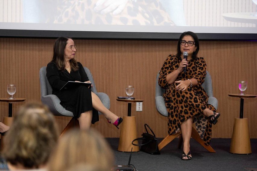 Em celebração ao Mês da Mulher, magistradas, servidoras e colaboradoras do TJPE participaram, nessa segunda-feira (9), do evento “Mulheres Plurais: talentos que transformam e florescem”, promovido pela Esmape. A iniciativa nasceu com o propósito de fortalecer vínculos, promover reconhecimento e reafirmar o papel essencial das mulheres na construção de uma instituição cada vez mais humana.

A presidente da AMEPE, Ana Veras, integrou a mesa de abertura, que foi presidida pela diretora-geral da Esmape, a desembargadora Daisy Andrade Pereira. Também fizeram parte da mesa a desembargadora do TJPE Ângela Lins; a juíza supervisora da Esmape, Maria do Rosário Arruda de Oliveira; e a juíza de Direito e coordenadora da Diretoria de Formação e Aperfeiçoamento de Servidores (DFAS) da Esmape, Simony de Fátima de Oliveira Emerenciano Almeida.

Abrindo o evento, a desa. Daisy Andrade Pereira destacou a importância da participação coletiva, do reconhecimento dos talentos e da integração entre mulheres. A presidente da AMEPE parabenizou a desembargadora Daisy pela iniciativa. “Desembargadora Daisy, gostaria de parabenizar o “Mulheres Plurais”, que acontece em um mês tão significativo. Além disso, nós, mulheres, seguimos refletindo sobre o nosso papel na sociedade e uma dessas reflexões é a importância de uma mulher ocupar espaço de poder”, afirmou Ana Marques.

Com informações da Esmape. Fotos: Vitória Viana