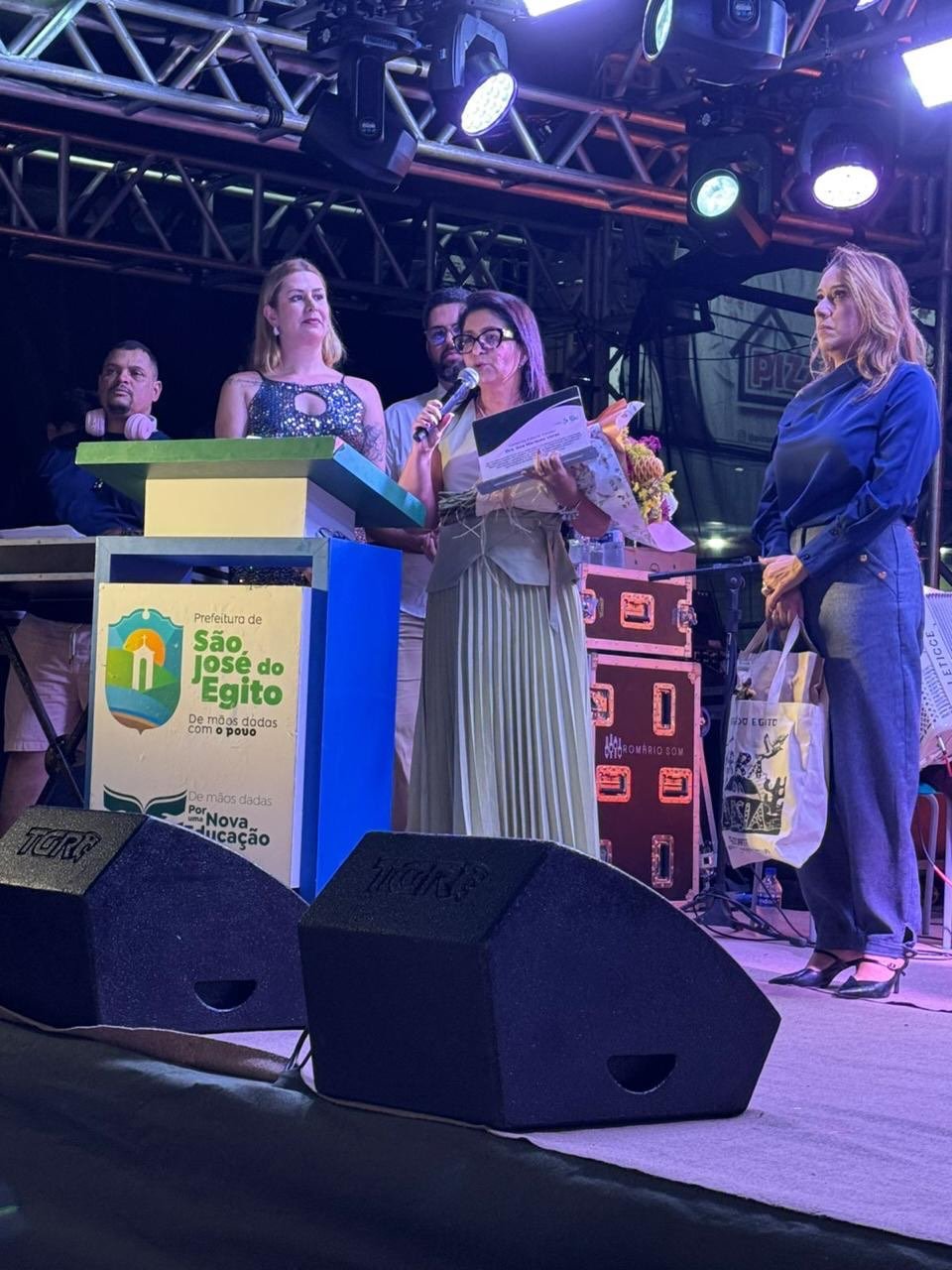 Em reconhecimento à sua trajetória e ao compromisso com a Justiça e com a defesa das mulheres, a presidente da AMEPE, Ana Veras, foi homenageada neste domingo (8) pela Prefeitura de São José do Egito, no Sertão, durante evento em celebração ao Dia Internacional da Mulher. 

“Primeira mulher a presidir a AMEPE, a juíza Ana Veras é uma pajeuzeira aguerrida”, afirmou a secretária da Mulher do município, Ruana Carla Nunes Furtado, ao destacar os serviços prestados pela juíza. A secretária citou a atuação de Ana Veras no Sertão do Pajeú, região onde exerceu a magistratura por 14 anos,  e também como titular da 2ª Vara de Enfrentamento à Violência Doméstica e Familiar contra a Mulher do Recife. A homenagem promovida pela Secretaria da Mulher também foi uma iniciativa do prefeito Fredson Brito.

“Receber essa homenagem representa para mim uma grande alegria, também por ser filha do Sertão do Pajeú. É um reconhecimento que me motiva a seguir em frente”, afirmou a magistrada, que nasceu na cidade de Tabira e soma mais de duas décadas dedicadas à magistratura e ao associativismo.