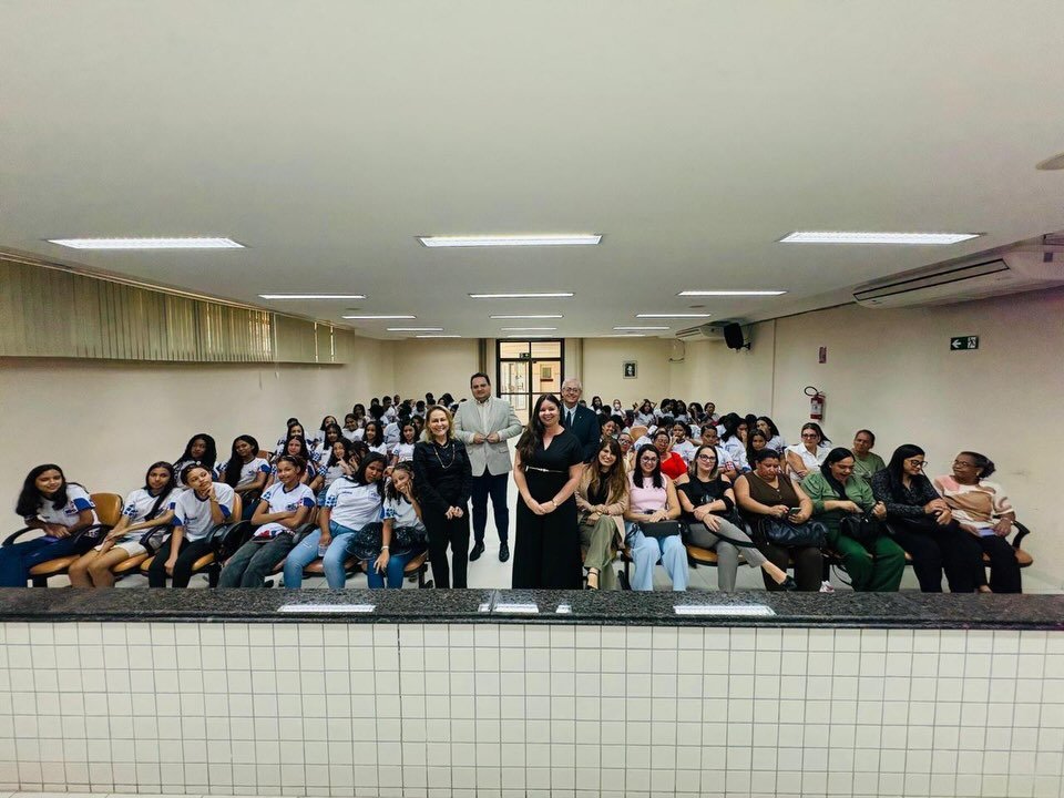 Cerca de cem adolescentes de escolas municipais de Carpina participaram, na última terça-feira (10), de um encontro no Fórum da cidade para um bate-papo sobre valorização da mulher, prevenção à violência e construção de projetos de vida. A iniciativa inédita foi promovida pela Diretoria do Fórum de Carpina, sob a condução da juíza Mariana Vieira Sarmento, em parceria com a Secretaria da Mulher do município e o Ministério Público de Pernambuco.

Voltado a estudantes do ensino fundamental II, o encontro teve como objetivo abrir um espaço de diálogo com jovens sobre temas fundamentais, como as diferentes formas de violência contra a mulher, os caminhos para buscar ajuda e a importância da educação e da profissionalização para a construção de um futuro com mais autonomia e oportunidades.

A cerimônia foi presidida pela diretora do Fórum e contou com a participação da secretária da Mulher de Carpina, Izaura Pessoa; da promotora de Justiça da Infância e Juventude da comarca, Sylvia de Andrade Câmara; e do juiz da 1ª Vara Cível de Carpina, André Rafael de Paula Batista Elhimas. O evento ainda teve a presença do juiz da 2ª Vara Cível da comarca, Manoel Belmiro Neto, que prestigiou a iniciativa.