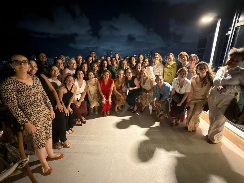 Encerrando a programação do Mês da Mulher, a AMEPE realizou o I Encontro da Mulher Magistrada. Realizado por meio da Diretoria AMEPE Mulheres, o evento ocorreu na sede da entidade, no bairro da Boa Vista, no Recife, e foi bastante prestigiado pelas associadas. 

O encontro teve como convidada especial a juíza auxiliar da Corregedoria do CNJ, Claudia Catafesta (TJPR), que participou de um bate-papo sobre representatividade feminina no Judiciário.

“Agradeço a todas as colegas e, de forma especial, à Claudia, por compartilhar sua trajetória e experiência conosco”, destacou a presidente da AMEPE, Ana Veras.

#AMEPE #MulheresNaMagistratura #MesDaMulher #RepresentatividadeFeminina #judiciário