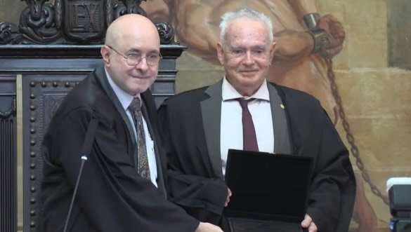 Em reconhecimento ao 52 anos dedicados à Justiça pernambucana, o des. Antenor Cardoso recebeu uma justa homenagem na manhã desta segunda-feira (30), durante sua última participação na sessão do Pleno do TJPE, em razão de sua aposentadoria.

Além da atividade judicante, por acreditar na importância do associativismo na defesa das prerrogativas e dos direitos da magistratura, o des. Antenor Cardoso também contribuiu para o fortalecimento da AMEPE ao assumir a presidência da entidade no biênio 2014/2016.

“Em nome da AMEPE, registro nosso profundo reconhecimento e gratidão ao des. Antenor Cardoso por sua trajetória exemplar, marcada pelo compromisso com a Justiça. Sua contribuição ao associativismo, especialmente à frente da AMEPE, deixou um legado no fortalecimento da nossa entidade”, disse a presidente da AMEPE, Ana Veras, que esteve presente na sessão.

Admirado pela conduta ética, profissionalismo e cordialidade, o desembargador conquistou muitos admiradores e amigos ao longo de sua trajetória. Entre eles, o des. André Guimarães, que discursou em sua homenagem durante a sessão do Pleno. O presidente do TJPE, des. Francisco Bandeira de Mello, também destacou a brilhante trajetória de Antenor Cardoso e realizou a entrega de uma placa de reconhecimento durante a sessão.

Em seu discurso de despedida, o magistrado fez questão de agradecer aos familiares, amigos e servidores que o acompanharam nessa trajetória. “Devolvo essa toga ao Estado de Pernambuco com muito orgulho e agradeço a todos que conviveram comigo nessa jornada. Muito obrigado.” #magistratura #tjpe  #amepe