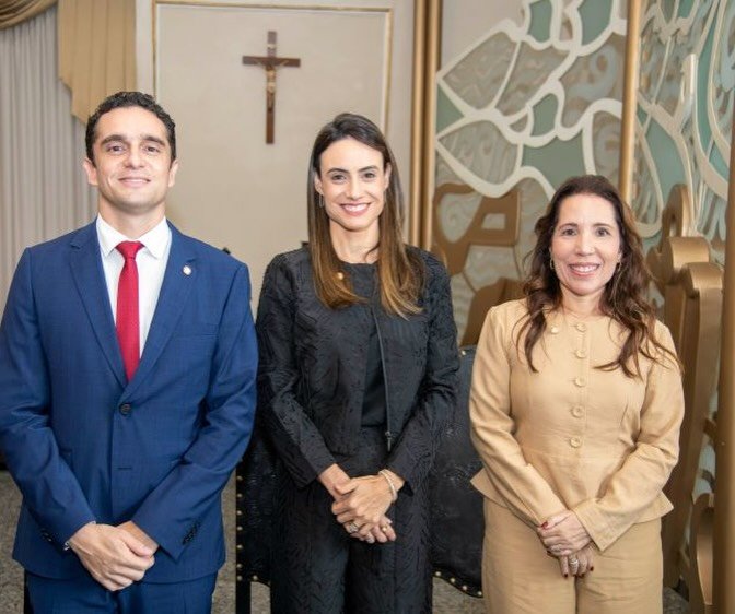 A AMEPE dá as boas-vindas às juízas Érica Pontes e Maria Eduarda Borges Araújo e ao juiz Michel Amorim, que agora passam a integrar a magistratura pernambucana em decorrência de permutas interestaduais. A solenidade de posse aconteceu na manhã desta quinta-feira (14), no Palácio da Justiça.
A conselheira fiscal da AMEPE, Anna Paula Borges, representou a entidade na cerimônia, uma vez que a Presidente da Amepe, Ana Veras, cumpre agenda institucional em São Paulo. Em uma feliz coincidência, Anna Paula é mãe da juíza Maria Eduarda Borges e desejou sucesso à filha e aos demais magistrados neste novo passo de suas trajetórias.
A cerimônia foi presidida de forma virtual pelo presidente do TJPE, desembargador Francisco Bandeira de Mello, que cumpria agenda institucional em São Paulo. No Gabinete da Presidência, acompanharam presencialmente a solenidade os juízes assessores da Presidência Hélia Viegas e Luís Carlos Vieira de Figueirêdo. Fotos: Leandro Lima/TJPE