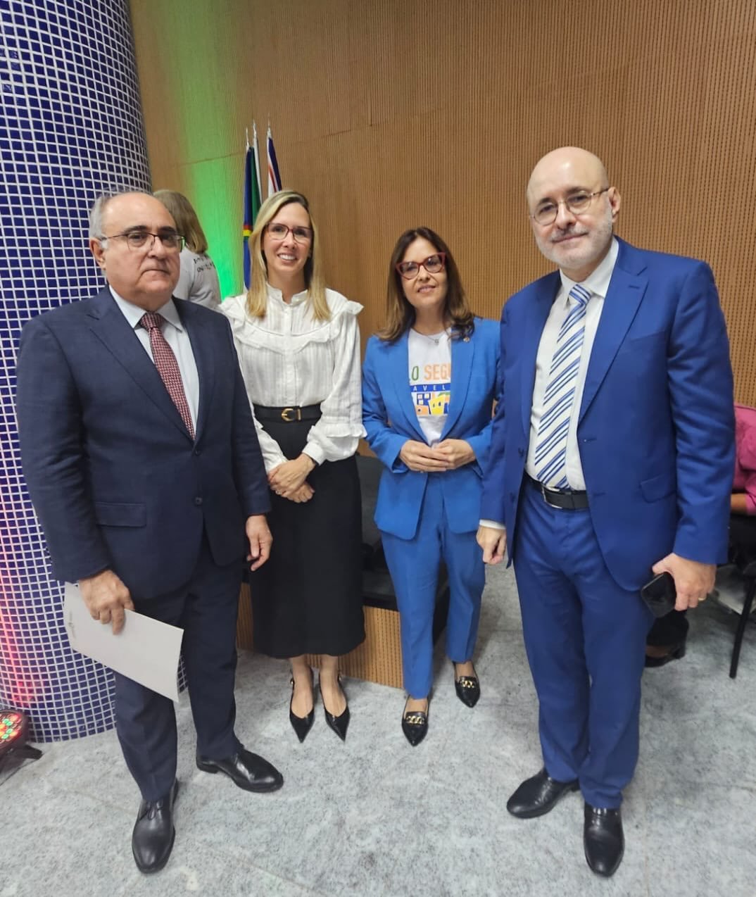 Representando a AMEPE, a 2ª vice-presidente da entidade, juíza Mirna dos Anjos, participou, nesta segunda-feira (25), da abertura da Semana de Mobilização Solo Seguro – Favelas e Comunidades Urbanas 2026, realizada na Esmape. A iniciativa está alinhada às diretrizes do Conselho Nacional de Justiça (CNJ) e busca incentivar a regularização fundiária em Pernambuco.

Para a 2ª vice-presidente da AMEPE, a regularização fundiária representa um importante instrumento de promoção da cidadania e da justiça social. “O direito à moradia regularizada vai muito além de um título de propriedade; representa o alicerce da dignidade humana, a pacificação social e a inclusão de milhares de famílias na cidadania plena. Iniciativas como esta, impulsionadas pelo nosso Tribunal e instituições parceiras, transformam realidades e promovem justiça social”, afirmou Mirna dos Anjos.

A solenidade de abertura foi conduzida pelo presidente do TJPE, des. Francisco Bandeira de Mello, e contou com as presenças do corregedor-geral da Justiça, des. Alexandre Guedes Alcoforado Assunção, da coordenadora do Núcleo de Regularização Fundiária (Nuref) do TJPE, juíza Fernanda Pessoa Chuahy de Paula, demais integrantes da Justiça pernambucana, da governadora de Pernambuco, Raquel Lyra, além de representantes das instituições parceiras envolvidas na ação.