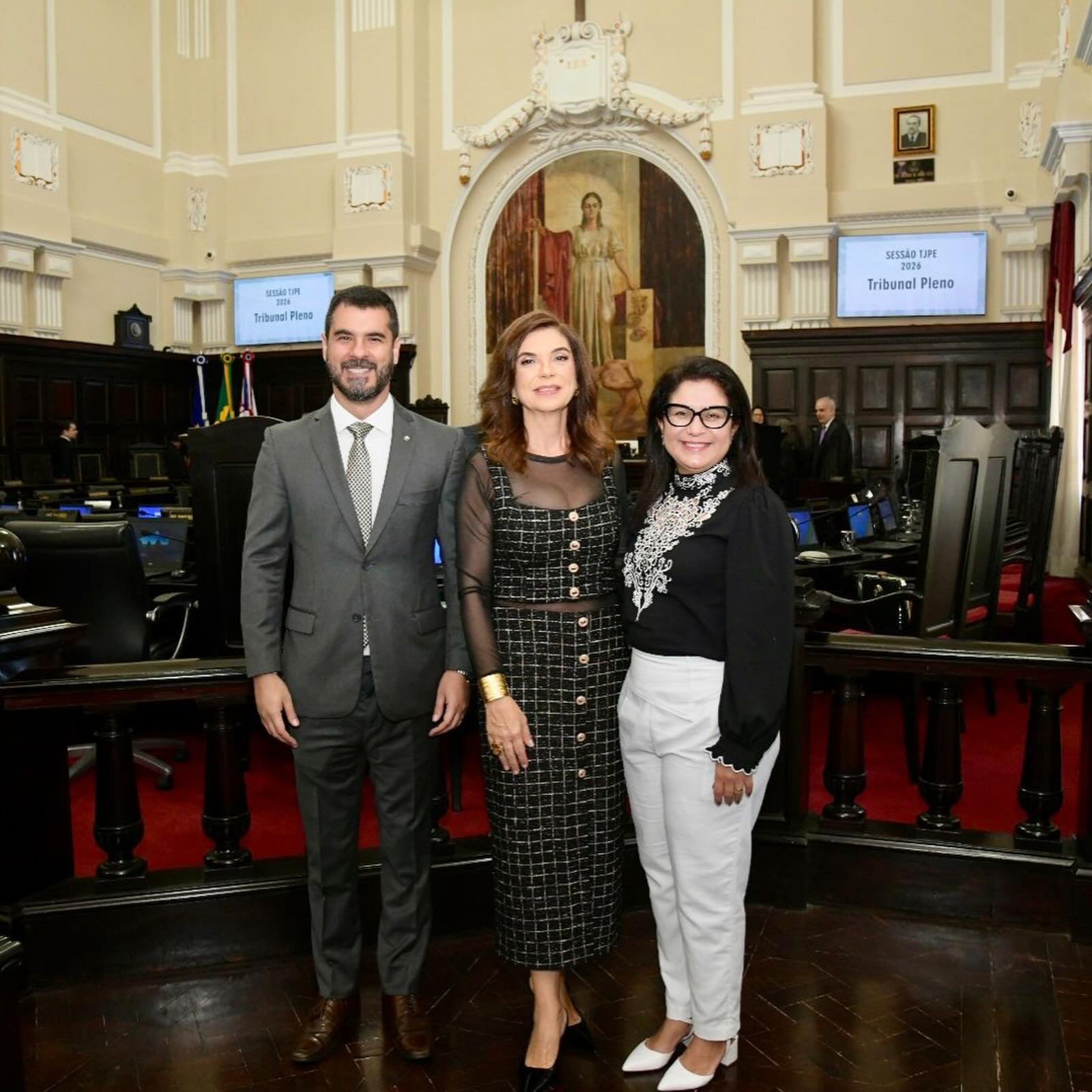 A magistrada Virgínia Gondim Dantas será a mais nova desembargadora do TJPE. Atualmente juíza titular da 34ª Vara Cível da Capital, Víginia Gondim foi eleita desembargadora, na manhã desta segunda-feira (25), pelo Pleno do TJPE. A presidente da AMEPE, Ana Veras, e o primeiro vice-presidente, Lucas Coutinho, acompanharam a sessão e parabenizaram à colega magistrada, destacando sua dedicação e compromisso com a Justiça pernambucana. 

A posse formal da magistrada acontece nesta terça-feira (26/5), no Salão Nobre do Palácio da Justiça, às 11h. Fotos: Leandro Lima/TJPE