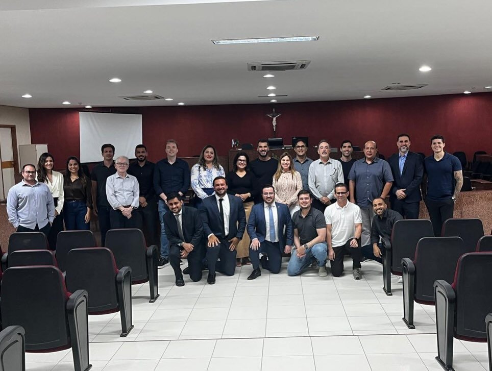 A AMEPE realizou, na noite dessa segunda-feira (25), em Caruaru, o primeiro encontro regional de 2026. A iniciativa reuniu magistrados e magistradas da região para um momento de escuta, diálogo e troca sobre temas de interesse da magistratura pernambucana, em âmbito local e também em relação à pauta nacional.

O evento teve início às 17h, com uma reunião no Fórum de Caruaru. Em seguida, os participantes foram convidados para um jantar de confraternização em um restaurante da cidade. Participaram do encontro a presidente da AMEPE, Ana Veras, o vice-presidente Lucas Coutinho, o diretor de Integração Regional adjunto, Guilherme Alves Giangregorio Rodrigues, e os coordenadores regionais Thiago Meireles e Torricelli Lopes.

Dando continuidade à agenda de integração regional da entidade, a AMEPE promove, nesta terça-feira (26), um novo encontro com magistrados e magistradas de Arcoverde e região.