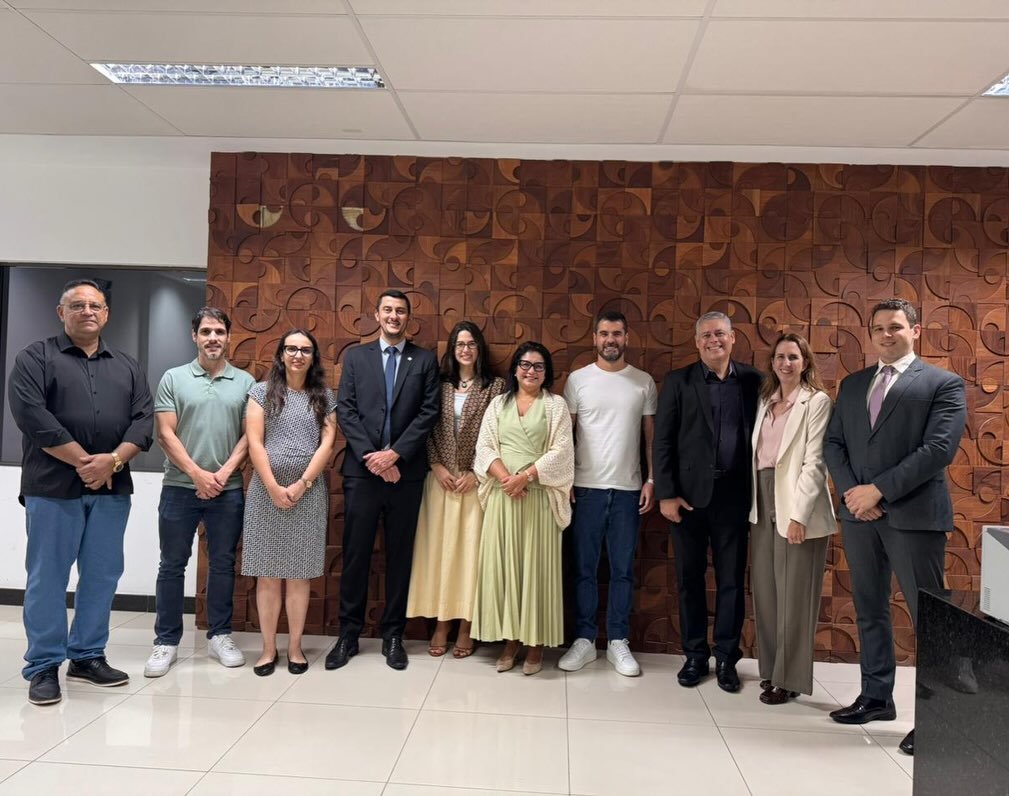 A AMEPE promoveu, na noite dessa terça-feira (26), em Arcoverde, mais um encontro regional voltado às associadas e aos associados do interior do Estado. O evento teve início com uma reunião no Fórum de Arcoverde, seguida de um jantar de confraternização em um restaurante da cidade.

O encontro contou com a participação da presidente da AMEPE, Ana Veras, do vice-presidente Lucas Coutinho e dos coordenadores regionais Monica Wanderley e João Eduardo Ventura Bernardo. Na ocasião, a presidente Ana Veras destacou a importância da aproximação permanente entre a Associação e os associados de todas as regiões de Pernambuco. “Esses encontros fortalecem o diálogo institucional e permitem que a AMEPE esteja cada vez mais próxima da realidade vivida pelos magistrados e magistradas no exercício da jurisdição. A escuta ativa e a troca de experiências são fundamentais para o fortalecimento da nossa atuação associativa”, afirmou.

A iniciativa faz parte das ações desenvolvidas pela entidade com foco na integração regional e no fortalecimento da magistratura pernambucana. #magistraturapernambucana #encontro