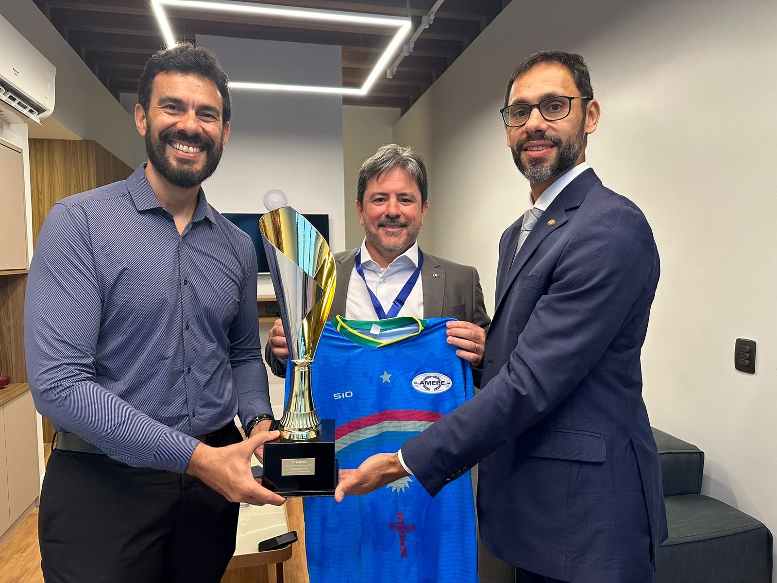 imagem de capa - Conquistado pelos jogadores da AMEPE, troféu de 3º lugar geral do XXX Campeonato Nacional de Futebol Livre da Magistratura ficará na sede da AMEPE
