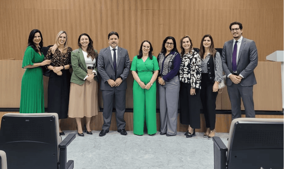 imagem de capa - Diretoria da AMEPE participa do lançamento do programa Por Elas e Para Elas, do TJPE