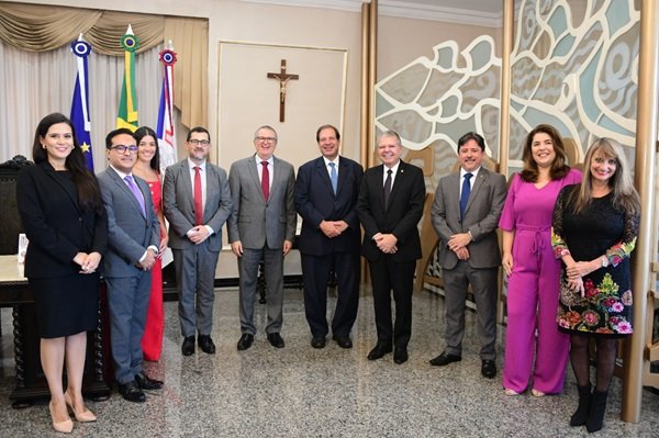 imagem de capa -Presidente da AMEPE acompanha visita institucional do ministro Luis Felipe Salomão ao TJPE