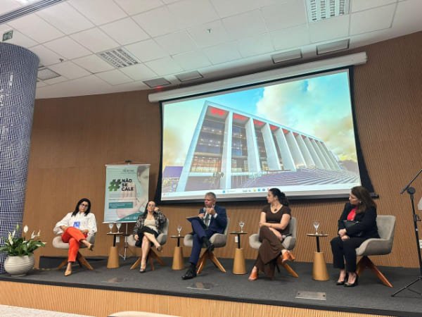 imagem de capa -Vice-presidente da AMEPE representa a entidade na abertura da 26ª Semana da Justiça pela Paz em Casa