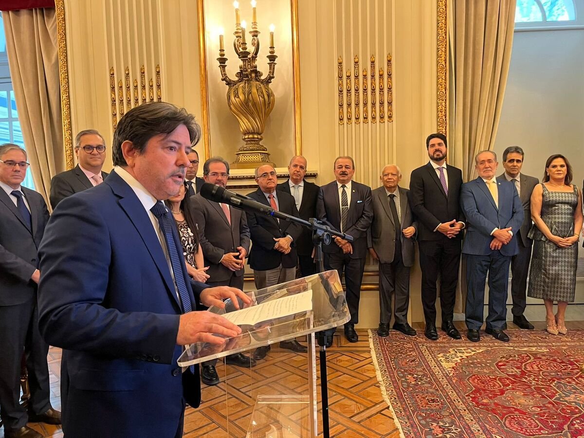 Presidente da AMEPE discursa em agradecimento à honraria.