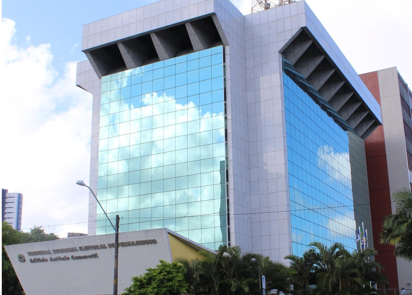 Fachada da sede do TRE-PE