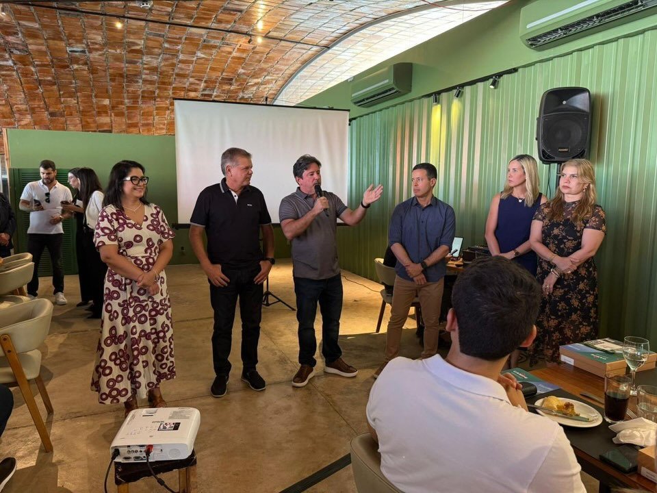 “Parabéns por essa importante conquista! Sejam muito bem-vindos e bem-vindas à magistratura pernambucana. A nossa entidade tem 75 anos de história e segue cada vez mais fortalecida e unida, atuando na defesa das nossas prerrogativas e da Justiça”, afirmou o presidente da Associação dos Magistrados de Pernambuco (AMEPE), Leonardo Asfora, durante o almoço de boas-vindas promovido pela Associação em parceria com a Caixa de Assistência dos Magistrados de Pernambuco (CAMPE), nesta terça-feira (6), para os 48 juízes e juízas nomeados pelo TJPE no mês de dezembro. A cerimônia de posse será nesta quarta-feira (7). 

Realizado em um restaurante no bairro de Boa Viagem, o almoço proporcionou aos futuros magistrados e magistradas a oportunidade de conhecer melhor as ações, os serviços e o trabalho desenvolvido pela AMEPE e pela CAMPE, plano de saúde de autogestão da magistratura pernambucana. Além do presidente Leonardo Asfora, a AMEPE esteve representada pela vice-presidente Ana Veras e pelos diretores Lucas Coutinho, Mirna dos Anjos e Patrícia Caiaffo. A CAMPE contou com a presença dos diretores Igor Rêgo e do desembargador Eudes França. O encontro também reuniu o presidente do TJPE, desembargador Ricardo Paes Barreto, e o corregedor-geral da Justiça, desembargador Francisco Bandeira de Mello. #magistraturapernambucana #amepe #campe