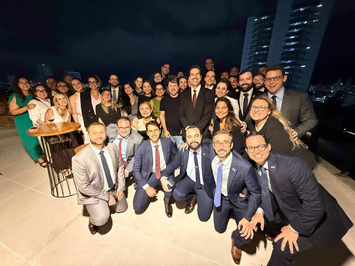 A convite da Associação dos Magistrados de Pernambuco (AMEPE), os novos juízes e juízas do estado participaram, na noite da quarta-feira (14), de um bate-papo com o desembargador federal do TRF5 Rodrigo Tenório, especialista em previdência e finanças para servidores públicos. O encontro teve como objetivo repassar informações gerais sobre a reforma do regime previdenciário do servidor público. 

Além de esclarecer dúvidas sobre o tema e apresentar alternativas que podem contribuir para uma maior tranquilidade financeira no futuro, os recém-associados e associadas da AMEPE também puderam conhecer a sede administrativa da entidade, no bairro da Boa Vista, no Recife.

Os magistrados foram recebidos pelo presidente da AMEPE, Leonardo Asfora; pela vice-presidente, Ana Veras; e pelos diretores Mirna dos Anjos, Lucas Coutinho e Patrícia Caiaffo. As futuras diretoras sociais Luciana Marinho e Conceição Godoy também participaram do encontro. #magistratura #amepe