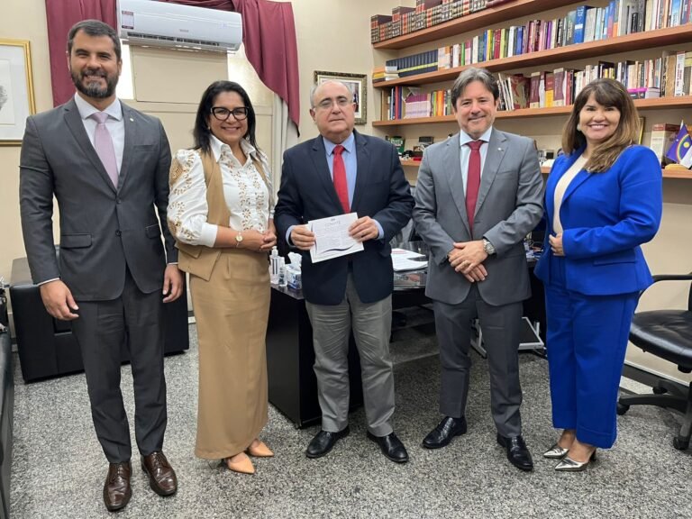 Diretoria eleita da AMEPE entrega convites da posse ao futuro corregedor, à OAB-PE e ao TRE-PE