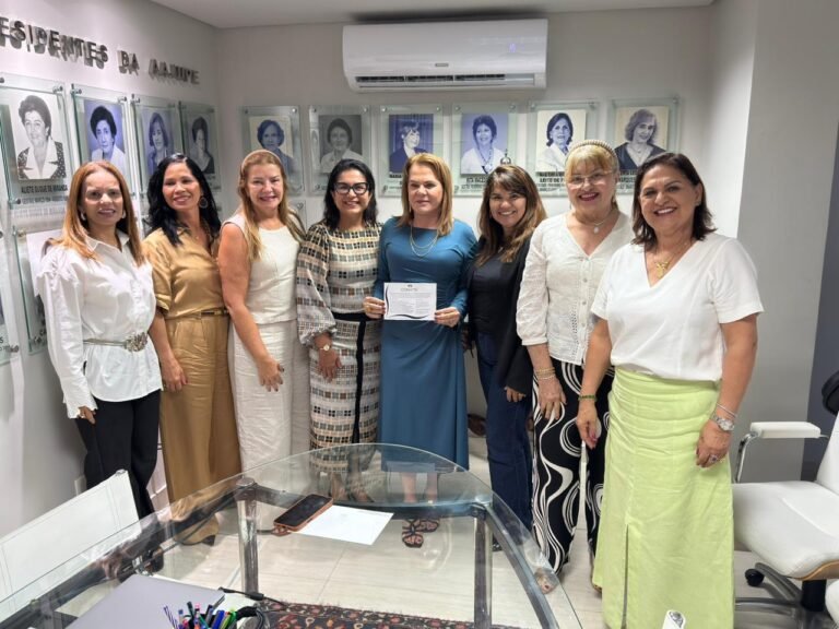 AMEPE realiza visita institucional à AAJUPE para entrega do convite da posse