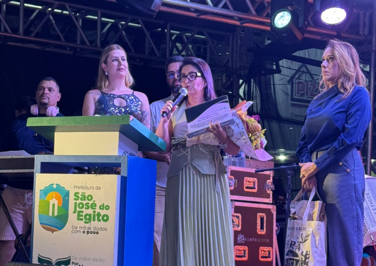 Presidente da AMEPE é homenageada em São José do Egito no Dia da Mulher