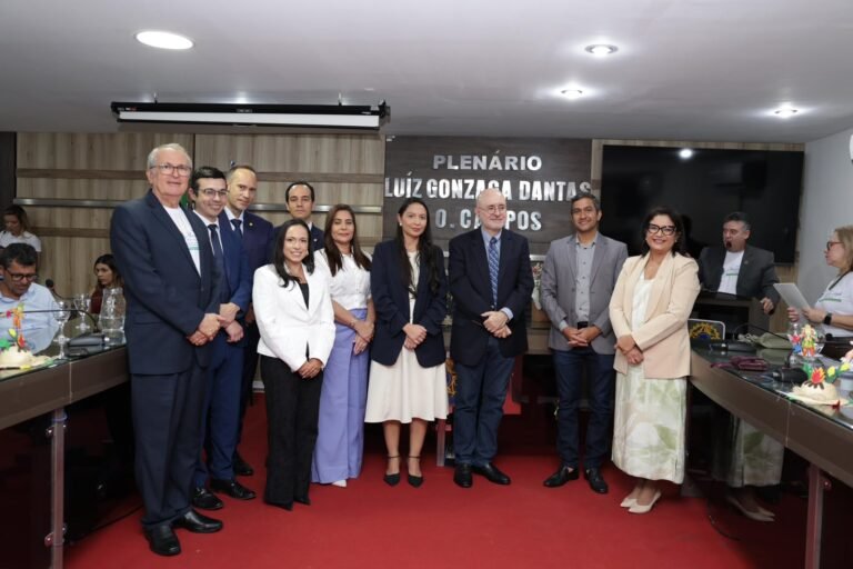 Des. Francisco Bandeira recebe cidadania tabirense durante entrega de títulos do Moradia Legal. AMEPE prestigiou o evento