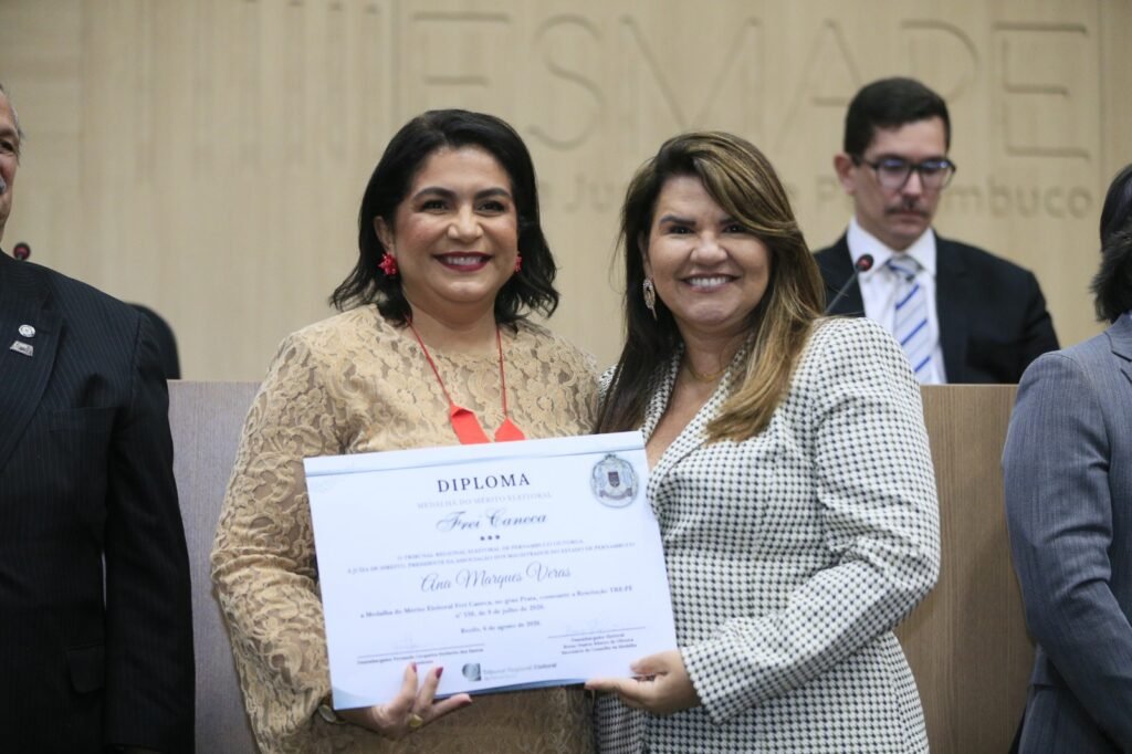 Ana Veras recebe o certificado das mãos da desembargadora eleitoral Roberta Viana Jardim.