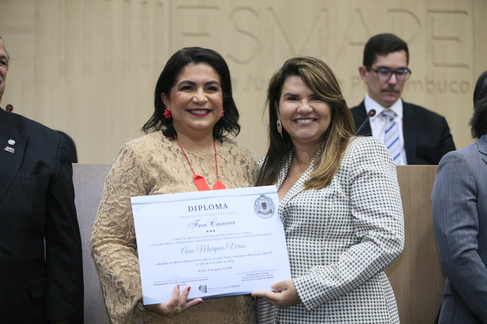 Ana Veras recebe o certificado das mãos da desembargadora eleitoral Roberta Viana Jardim.