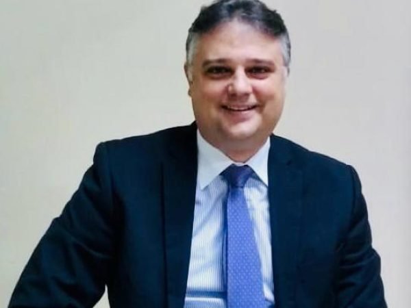 Imagem de capa - AMEPE parabeniza o juiz Marcelo Marques Cabral por conclusão de doutorado