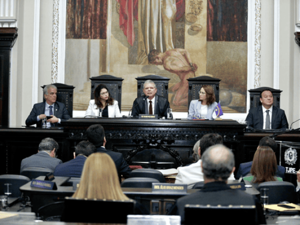 Imagem de capa - Seis novos(as) desembargadores(as) do TJPE tomam posse em solenidade bastante prestigiada