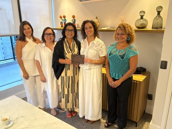 Presidente da AMPPE entrega convite comemorativo dos 80 anos da entidade à AMEPE