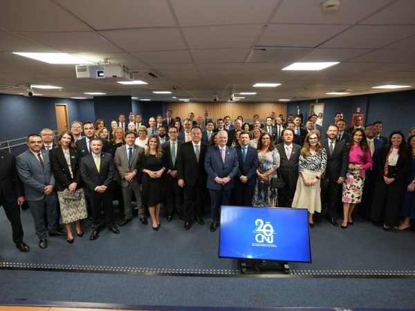 Imagem do ministro Edson Fachin com representantes da magistratura