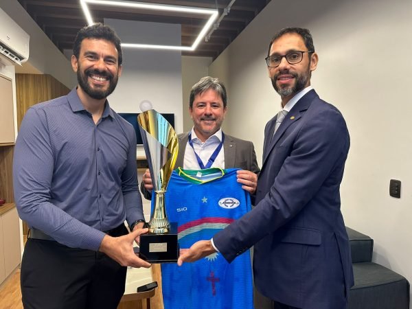 imagem de capa - Conquistado pelos jogadores da AMEPE, troféu de 3º lugar geral do XXX Campeonato Nacional de Futebol Livre da Magistratura ficará na sede da AMEPE