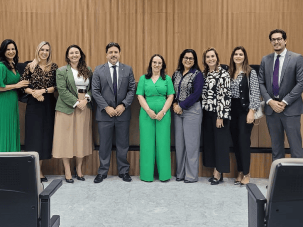 imagem de capa - Diretoria da AMEPE participa do lançamento do programa Por Elas e Para Elas, do TJPE