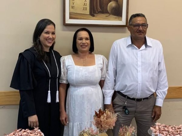 imagem de capa - Juíza Mariana Flores lança campanha contra a violência doméstica durante cerimônia de casamento coletivo em Bom Jardim