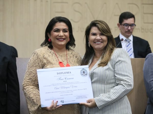 Ana Veras recebe o certificado das mãos da desembargadora eleitoral Roberta Viana Jardim.